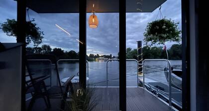 welcome on board - houseboat holidays in Hamburg