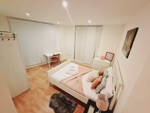 Apartment | 2 bedrooms, iron/ironing board, free WiFi, bed sheets - Deluxe 2-bed Apartment Near Shoreditch (London)