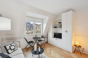 Living area - Champs Élysées (Paris)