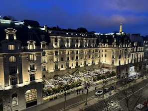 Exterior - Champs Élysées (Paris)