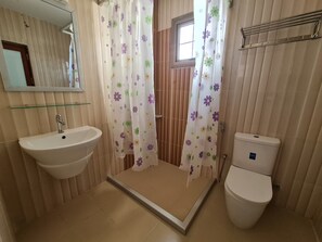 Doppelzimmer | Badezimmer | Dusche, Regendusche, Haartrockner, Handtücher