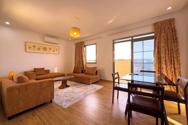 Suite Deluks | Area keluarga | Smart TV 50-inci dengan saluran TV satelit dan Netflix