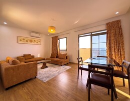 华丽套房 | 起居区 | 50-英寸智能电视（配备卫星频道）、Netflix、流媒体服务