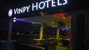 2 bars, 20 bars en bord de piscine, 10 bars de plage