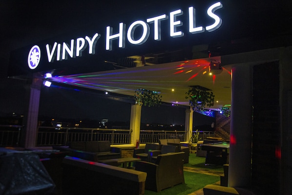 2 bars, 20 bars en bord de piscine, 10 bars de plage