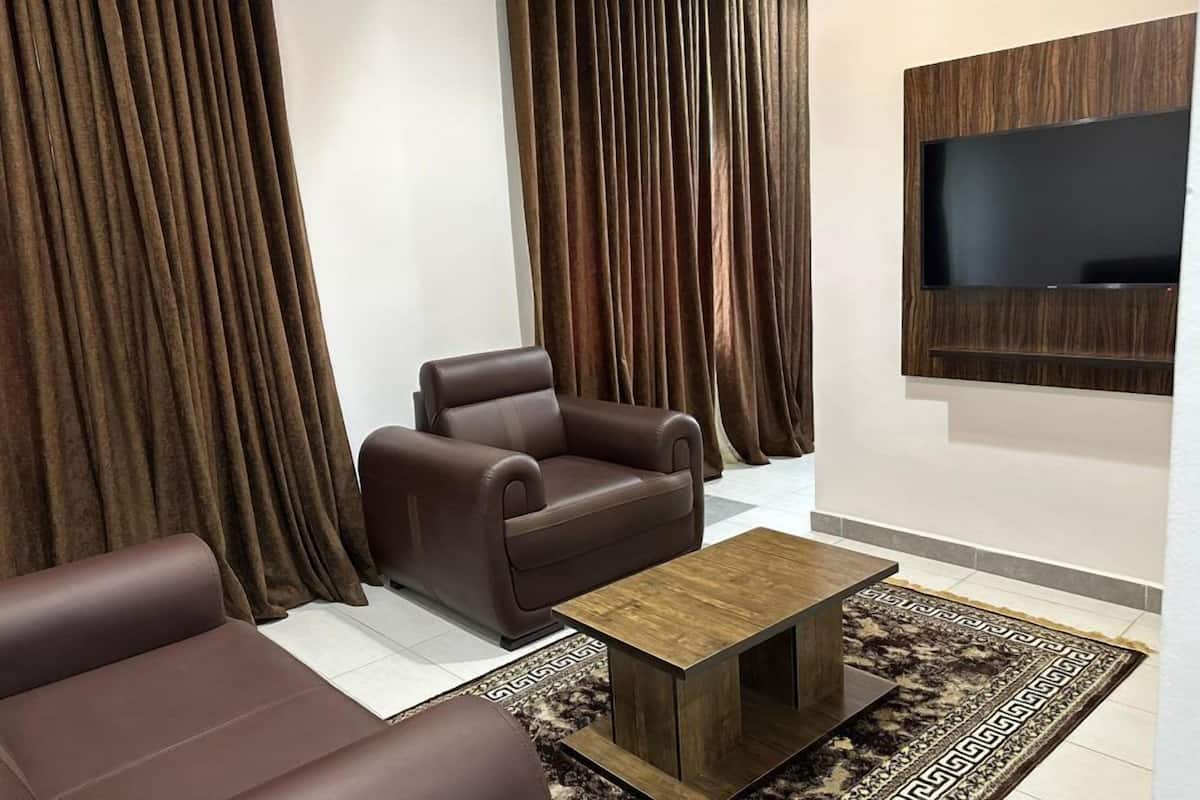 Elite-Suite | Wohnbereich | 45-Zoll-Smart-TV mit Kabelempfang, Netflix, Streaming-Dienste