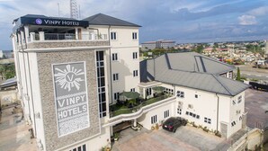 Un edificio de varios pisos con un cartel llamativo de Vinpy Hotels.