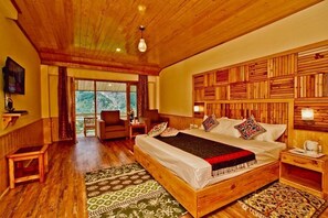 9 bedrooms, iron/ironing board, WiFi, bed sheets - Hotel Vyas Vatika offer well designed and ready to use rooms located at manali. (Manali)
