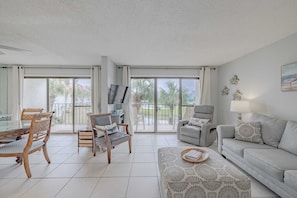 Smart TV - Bucky's Beach at Edgewater - quiet, spacious villa steps to the beach (Panama City Beach)