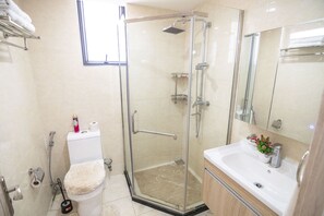 Ducha, cabezal de ducha tipo lluvia, pantuflas, toallas