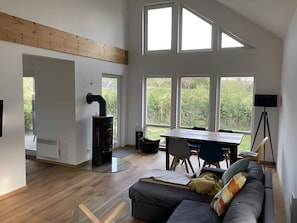 Smart TV, fireplace, books, stereo