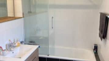 Dusche, Haartrockner, Seife, Toilettenpapier