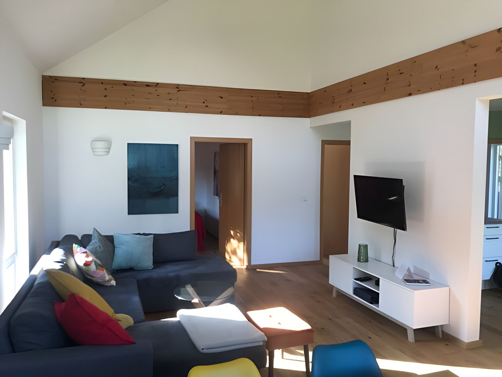 Smart-TV, Kamin, Bücher, Stereoanlage