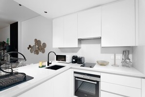 Elite Apartment | Private kitchen | Fridge, microwave, oven, stovetop - Nasma Holiday Homes - Marquise Tower (Dubai)