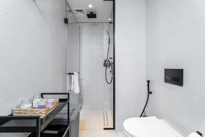 Elite Apartment | Bathroom | Shower, hair dryer, towels, toilet paper - Nasma Holiday Homes - Marquise Tower (Dubai)