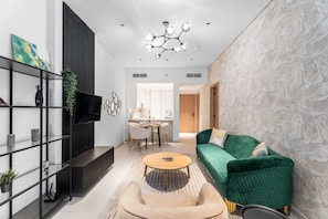 Elite-Apartment | Wohnbereich | 42-Zoll-Smart-TV mit Kabelempfang