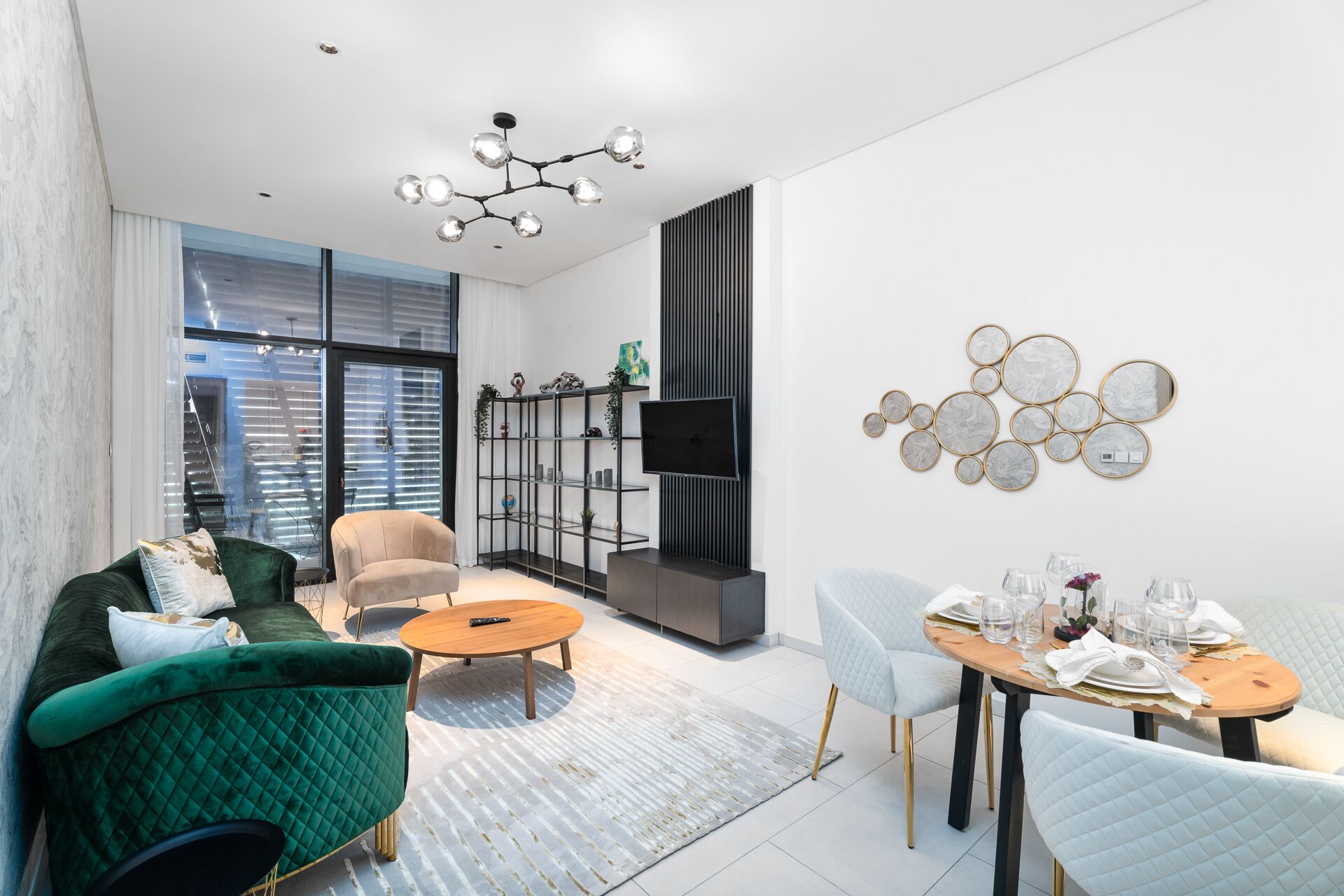 精緻公寓 | 客廳 | 42 吋智能電視連有線電視頻道