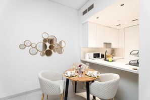 Elite Apartment | Dining room - Nasma Holiday Homes - Marquise Tower (Dubai)