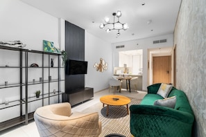 Elite-Apartment | Wohnbereich | 42-Zoll-Smart-TV mit Kabelempfang