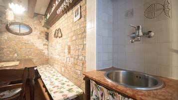 Deluxe Apartment | Private kitchen | Fridge, microwave, stovetop, toaster
