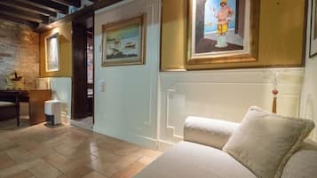 Deluxe Apartment | Iron/ironing board, free WiFi, bed sheets