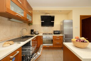 Kühlschrank, Mikrowelle, Ofen, Herdplatte