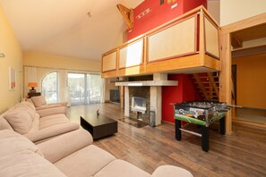 Una televisión, una chimenea, un reproductor de DVD