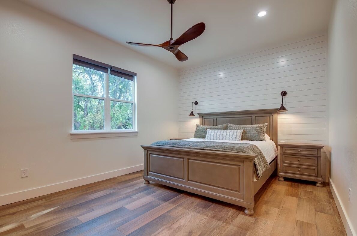 4 bedrooms, desk, laptop workspace, iron/ironing board