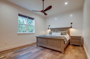 4 bedrooms, desk, laptop workspace, iron/ironing board - Modern Kingsland Home W/ River Access & Kayaks 4 Bedroom Home by RedAwning (Kingsland)