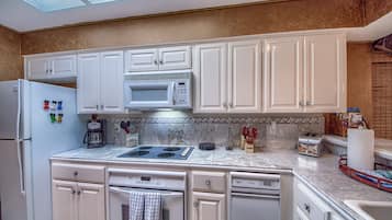 Condo, 2 Bedrooms | Private kitchen | Fridge, oven, stovetop, coffee/tea maker