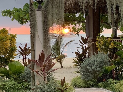 2-bedroom Apt - Enjoy 7 miles of White Sand Beach! 2 Apts by RedAwning
