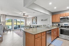 Condo, 2 habitaciones | Cocina privada | Refrigerador, horno, cafetera y tetera y tostadora 