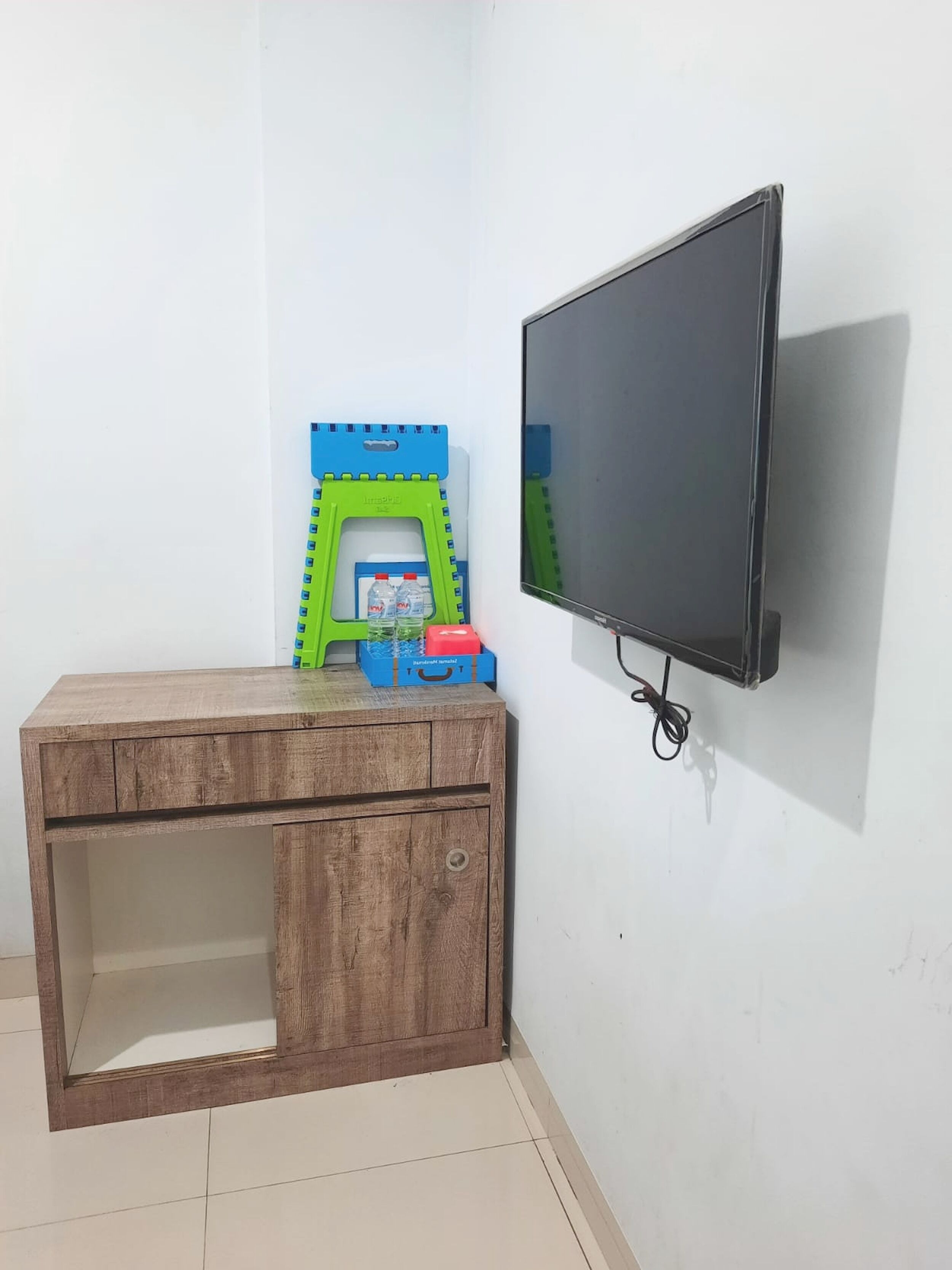 Un mueble de madera con un televisor montado en la pared superior.