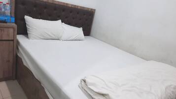 Escritorio, wifi gratis y ropa de cama