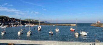 Stunning Apartment by The Leas, West End