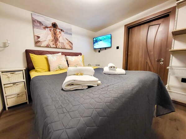 2 bedrooms, iron/ironing board, WiFi, wheelchair access - Top Center Varna cozy apr 3bdr 6min from the beach (Varna)