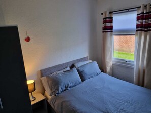 2 dormitorios, tabla de planchar con plancha, wifi gratis y ropa de cama