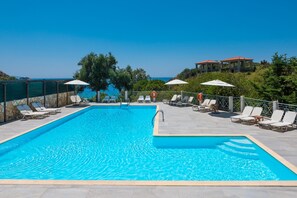 Seasonal outdoor pool, pool umbrellas, sun loungers - Costa Avithos (Kefalonia)