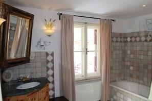 Haartrockner, Handtücher, Seife, Shampoo
