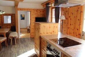 Fridge, microwave, stovetop, dishwasher - Zirben Ferienwohnung im Hotel mit Balkon Mitnutzung der Hotel Sauna Anlage, (Döllach)