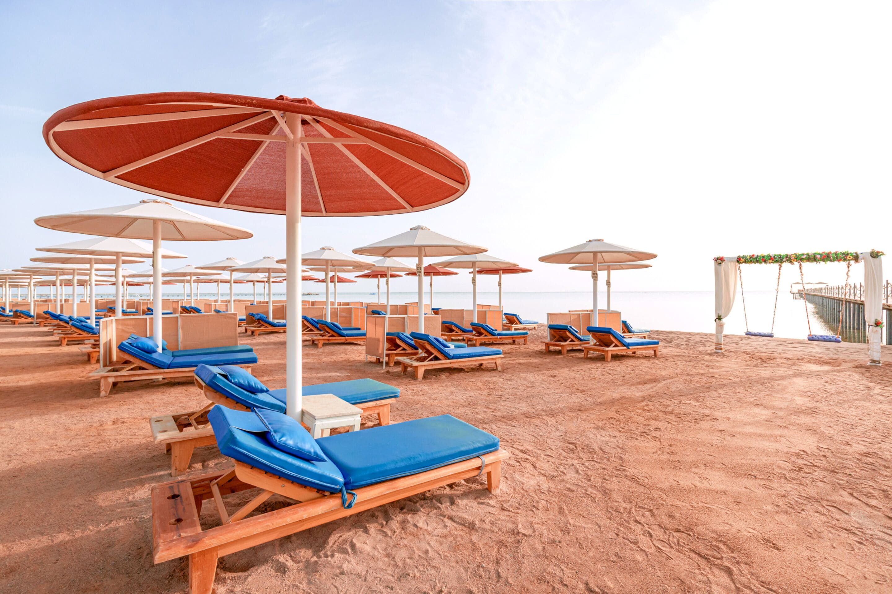Privatstrand in der Nähe, Liegestühle, Sonnenschirme, Strandtücher