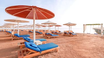 Privatstrand in der Nähe, Liegestühle, Sonnenschirme, Strandtücher