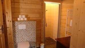 Een douche, een haardroger, handdoeken, zeep