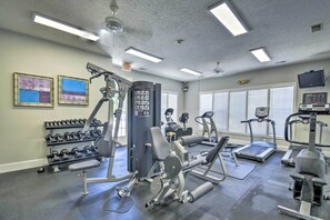 Interior - 1 Mi to Beach: Myrtle Beach Condo w/ Pool Access (Myrtle Beach)