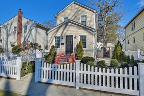 Interior - Charming Valley Stream Home: 24 Mi to Central Park (Valley Stream)