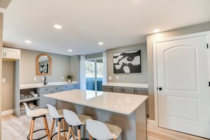 House (5 Bedrooms) | Interior