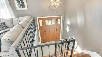 House (5 Bedrooms) | Interior