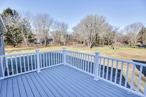 Pet-friendly South Kingstown Home: 5 Mi to Beach!