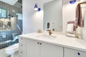 Shower, towels - Chic Austin Guest Suite: 3 Mi to Downtown (Austin)