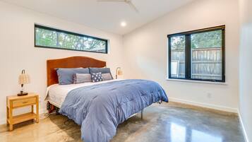 2 개의 침실, 책상, 노트북 작업 공간, 침대 시트